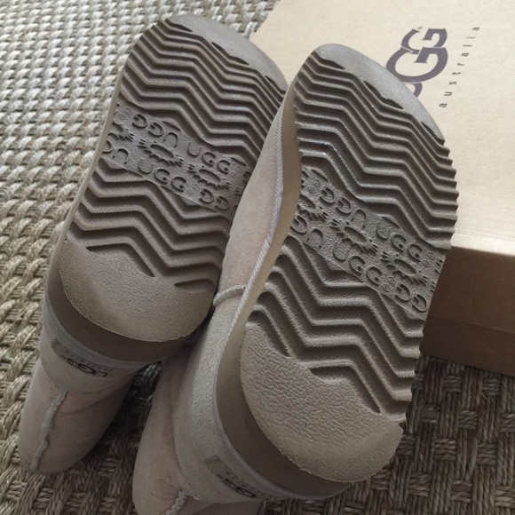 UGG Classic Short. Sand, size 7 (fits 7 1/2 & 8). - Picture 7 of 8